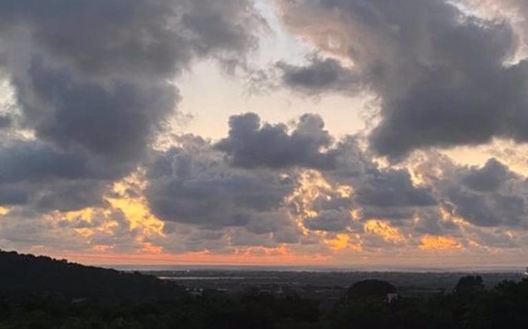 La Comunitat espera chubascos y tormentas en el interior, localmente fuertes y acompañados de granizo y fuertes vientos