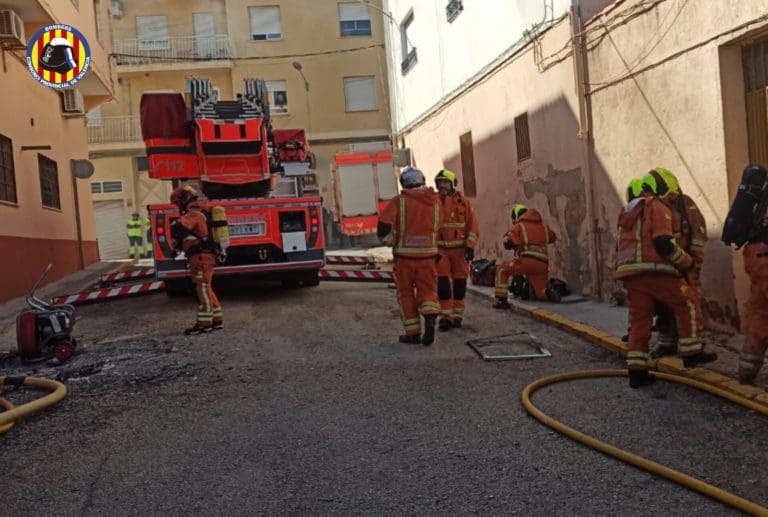 Extinguen un incendio en una vivienda en Palma de Gandia