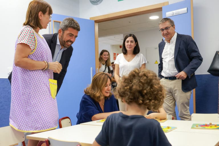 Mazón: ‘Arranca el curso escolar del cambio con más recursos y avanzando en la libertad de las familias’