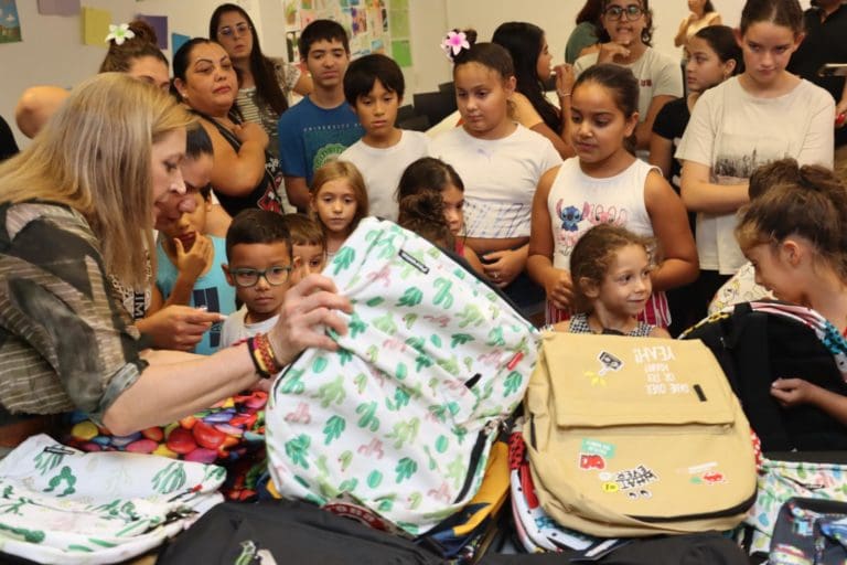 Torrent ayuda a los más pequeños con material para sus actividades extraescolares