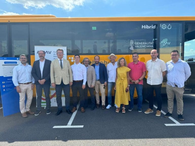 Empieza a funcionar el nuevo corredor de autobús entre Montserrat y València con un servicio que triplica la oferta actual