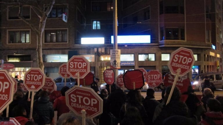 Desahuciados una madre y su hijo sin alternativa habitacional y cuatro jóvenes de ‘Caixers 2’ de València