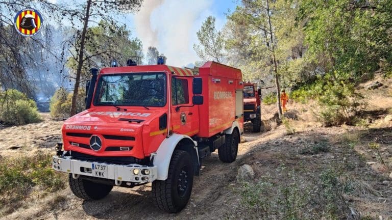 Desalojadas diez viviendas y cortada la CV-600 por un incendio forestal de Simat