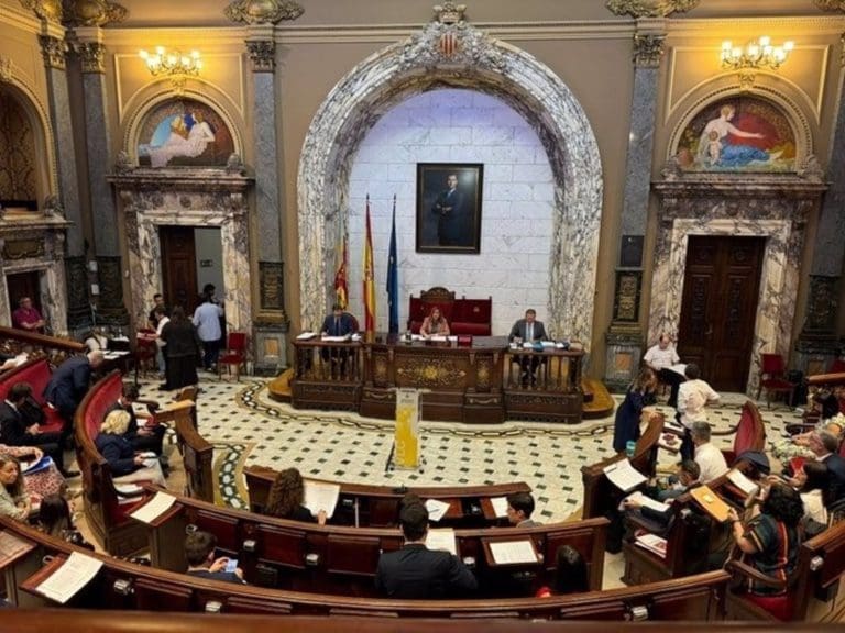 Ratificados en el pleno los honores por el 9 d’Octubre con el no de Vox a la Coordinadora Feminista y Granell
