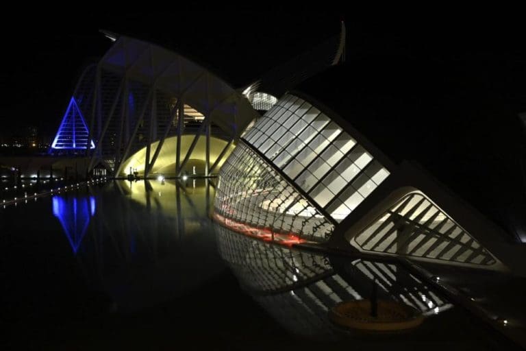 La Ciutat de les Arts i les Ciències se ilumina el 9 d’Octubre con los colores de La Senyera