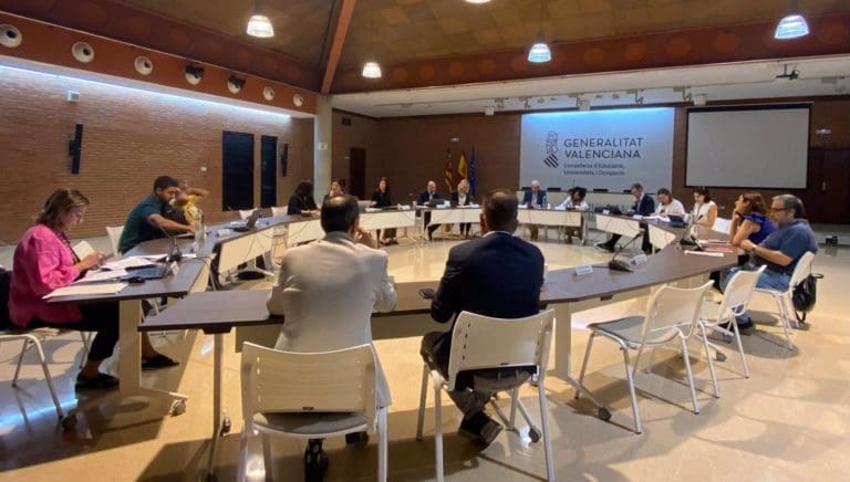 Educación comienza a negociar con los sindicatos una nueva orden de plantillas que ‘dé seguridad jurídica’