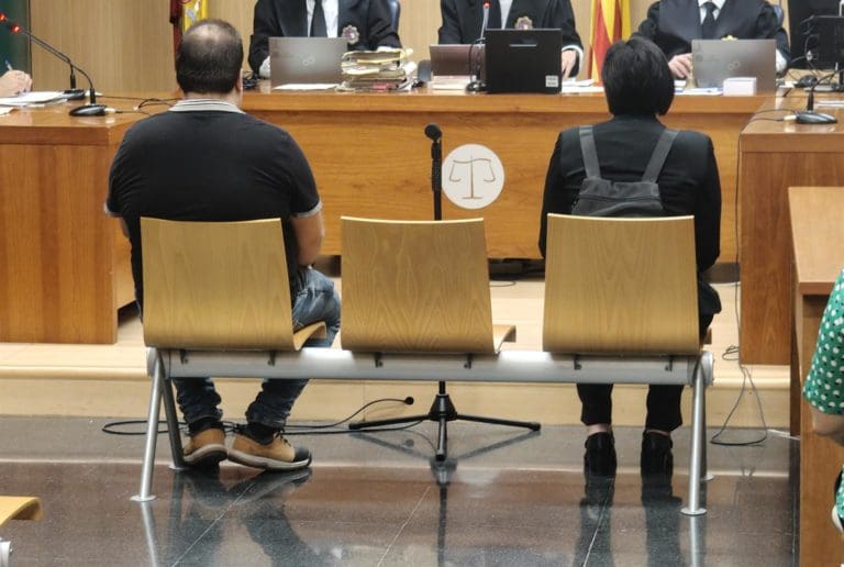 Unos padres que lesionaron gravemente a su bebé en Torrent eluden prisión al pactar una rebaja de la pena de 26 a 2 años