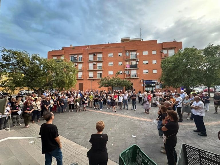 Una concentración exige al Ayuntamiento que ‘retome’ el plan integral de las Casitas Rosas