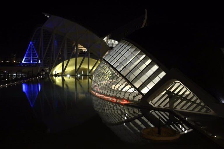 La Ciutat de les Arts i les Ciències se ilumina con la senyera y ofrece actividades sobre ciencia y el espacio