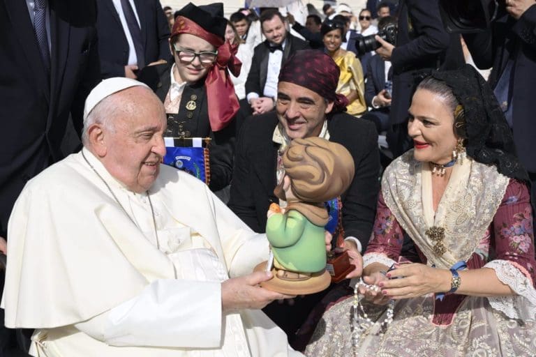 Una falla entrega al Papa Francisco un ninot de San José, patrón de las fiestas: ‘Hemos hecho historia’