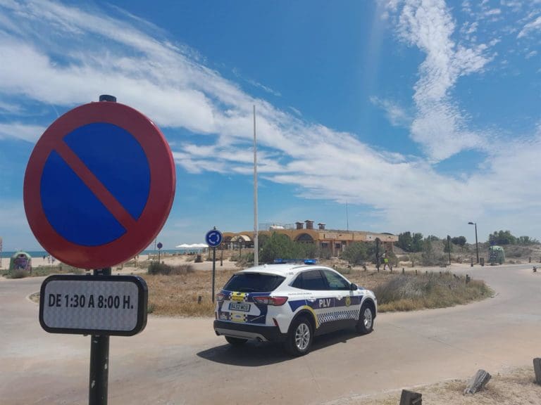 Desalojan 12 caravanas por estacionamiento ilegal en los aparcamientos de la playa de la Devesa
