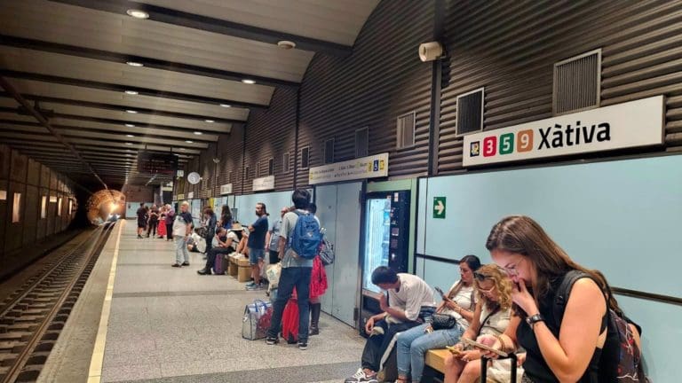 FGV limitará a dos patinetes eléctricos y dos bicicletas por metro y tranvía a partir del 1 de diciembre