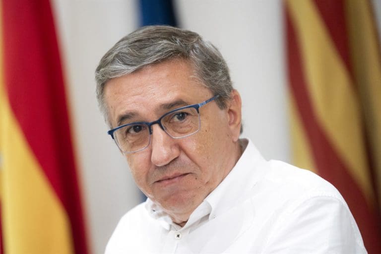 Educación se reunirá con los sindicatos la próxima semana para ‘explorar vías de acuerdo’ sobre las plantillas docentes