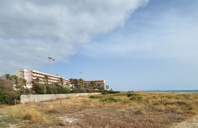 Catalá reitera la idea de reabrir el Sidi como un hotel ‘con un componente medioambiental más respetuoso’