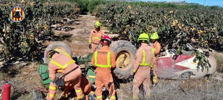 Muere un hombre tras volcar con un tractor en Beneixida
