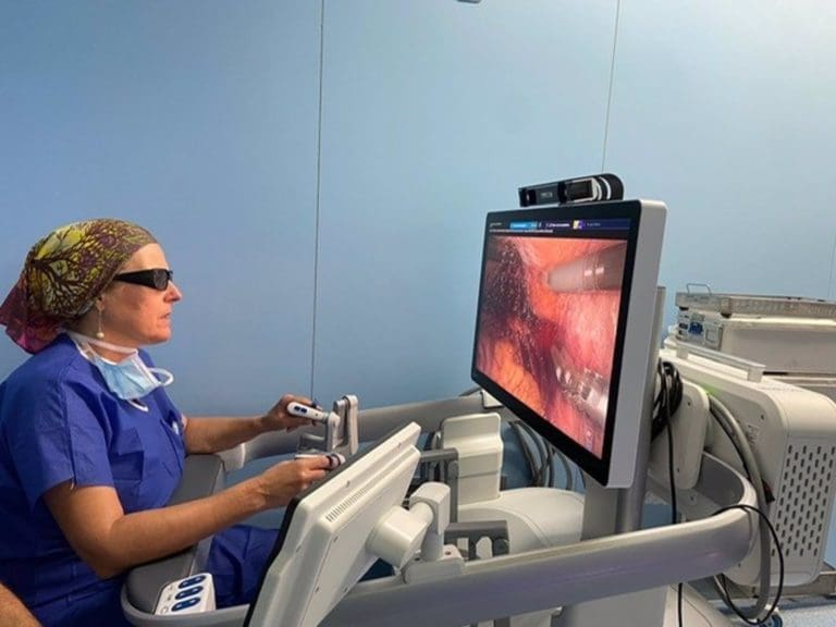 El Hospital de La Ribera realiza su primera cirugía ginecológica con el robot Hugo de última generación