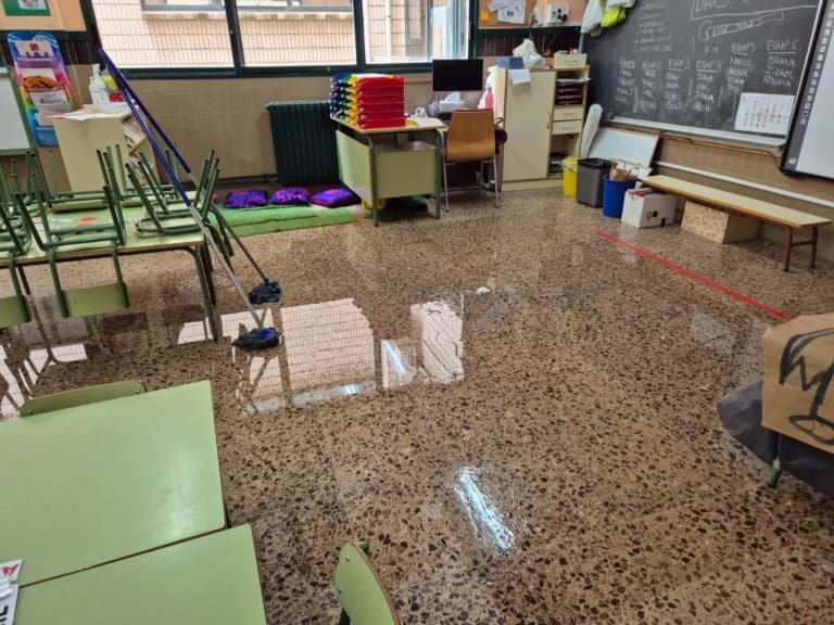 Familias del CEIP Luis Braille denuncian que el colegio se inunda cada vez que llueve: ‘Es insostenible’