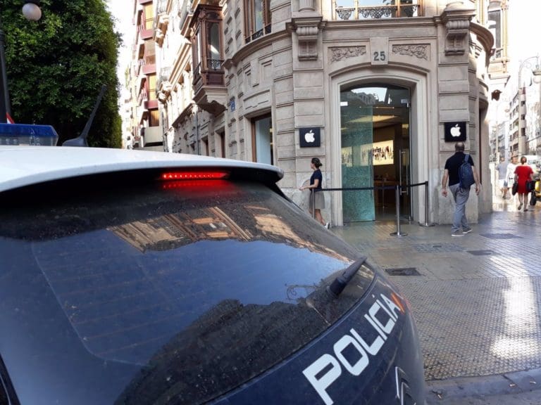 Roban de madrugada la mayoría de los móviles del escaparate de la tienda Apple de València