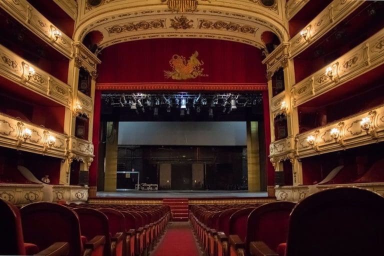Más de medio millón de euros para la promoción del valenciano en teatro y librerías