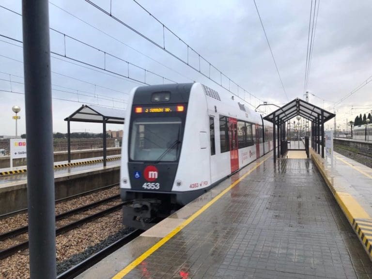 Interrumpida la circulación de la C-3 de Cercanías y sigue sin servicio el metro entre Picassent y Castelló