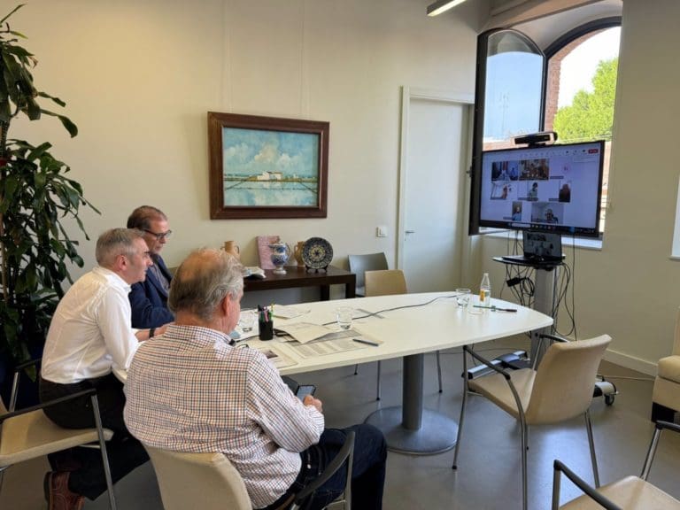 Agricultura contrata de urgencia la retirada de animales muertos en granjas y la reparación de caminos