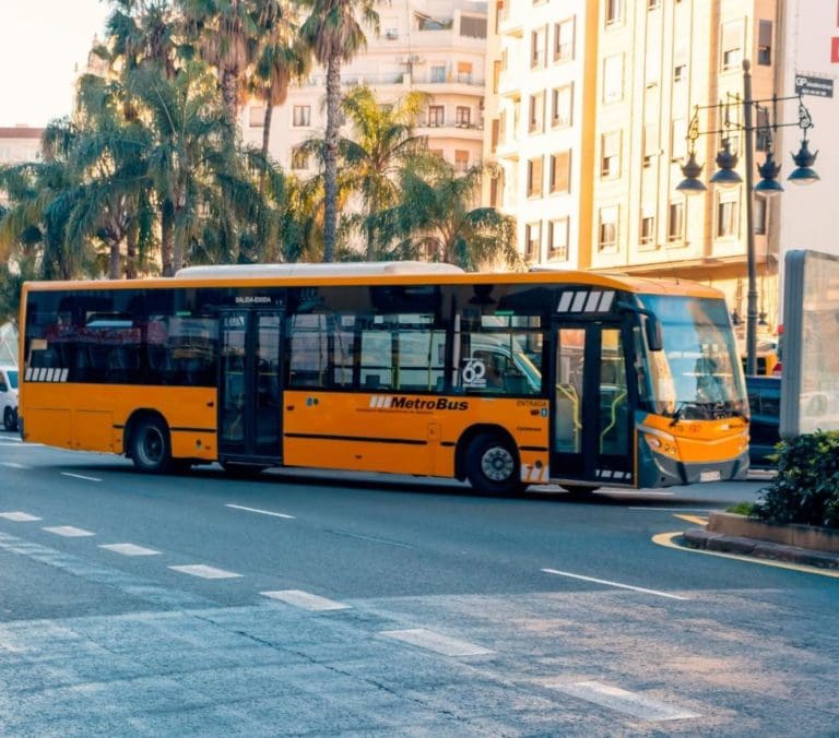 La línea de autobús Picassent-València incluirá una parada en Silla y se recupera otra conexión del municipio con Alcàsser