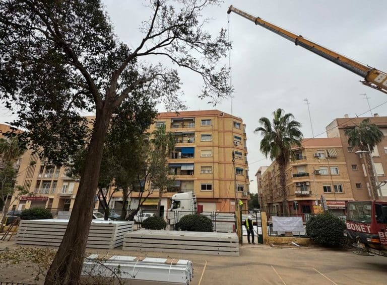 Inician la instalación de aulas prefabricadas en el CEIP La Fila de Alfafar para acoger al alumnado del CEIP Orba