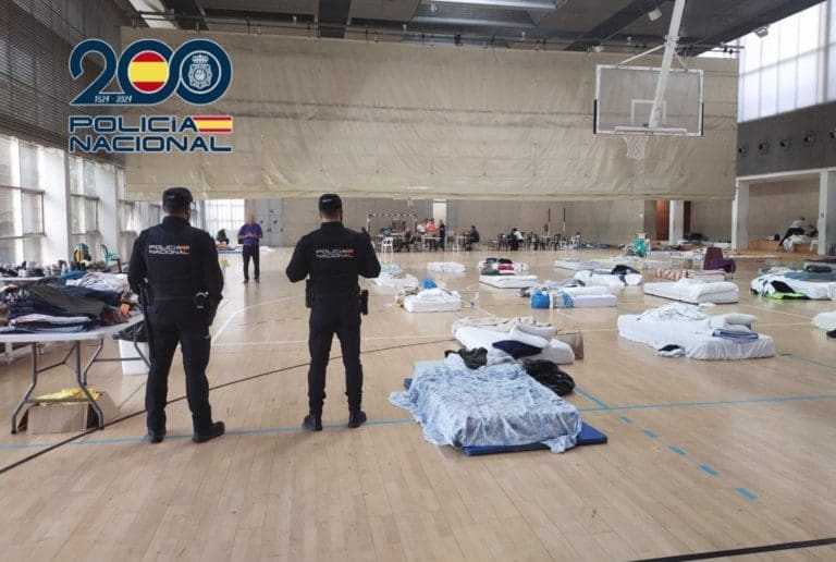 La Policía rescata a personas atrapadas en vehículos y a otras arrastradas por el agua en la DANA en Valencia