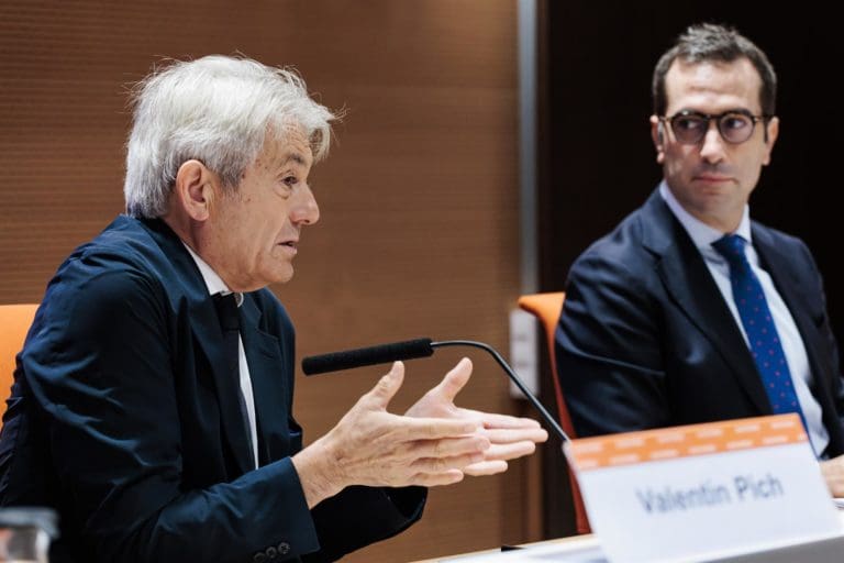 Economistas proponen reducciones de impuestos e incentivos para afectados en la compra de coches o vivienda