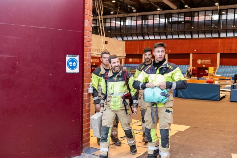 El pabellón polideportivo de Vera se convierte en la ‘casa’ de 300 bomberos venidos de toda España