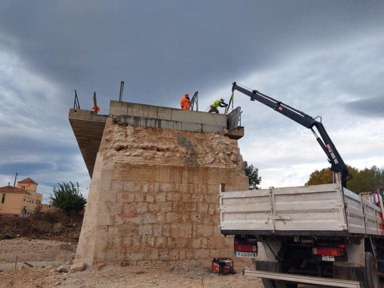 La Generalitat adecúa el puente de la CV-50 para la instalación de la estructura provisional de la UME