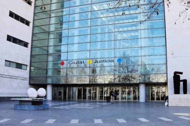 El forense no confirma sobredosis en el anciano de Cullera por cuya muerte se investiga a un sacerdote y la cuidadora