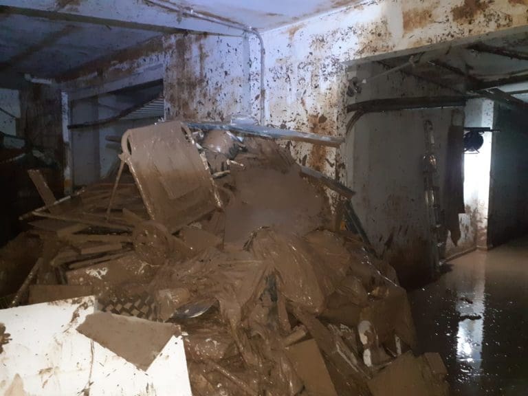 La Generalitat da cobertura legal para acceder a más de 660 garajes y locales y extraer lodo