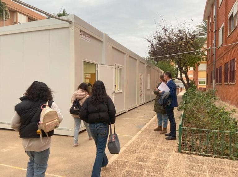 Las primeras aulas prefabricadas instaladas tras la riada acogen ya a los alumnos del CEIP Orba de Alfafar