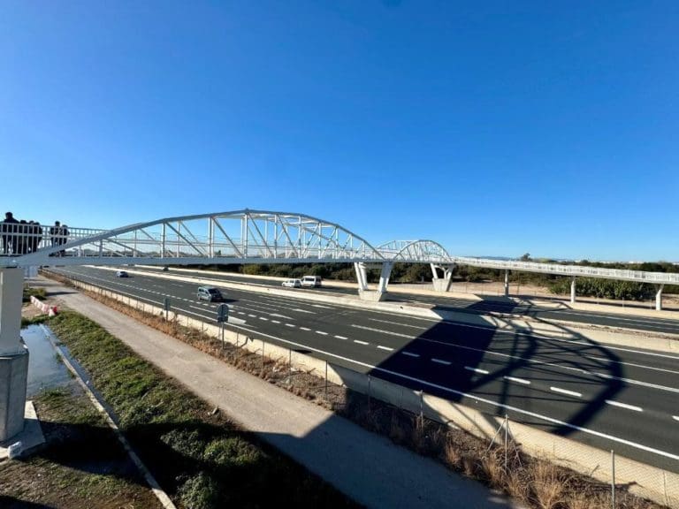 La Generalitat habilita la pasarela sobre la V-21 para unir el casco urbano de la Pobla de Farnals y la costa