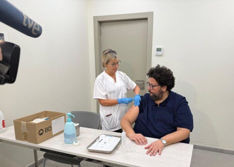 Sanidad administra 840.240 dosis de las vacunas frente a la gripe y la COVID-19 en la provincia