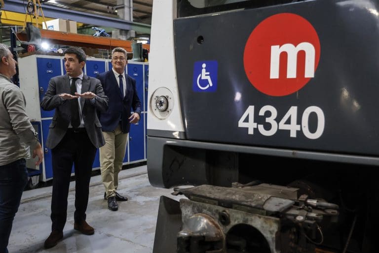 Más de 50.000 personas viajan en el metro en su primera mañana de servicio tras la Dana