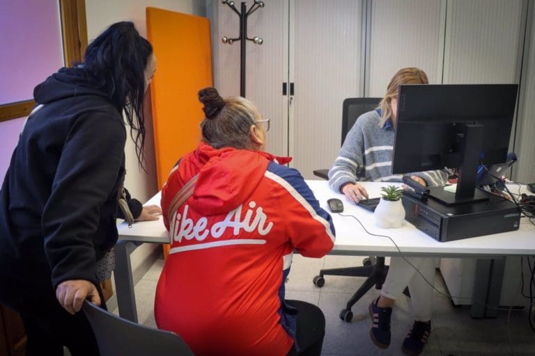 Un centenar de vecinos de Torrent acude al Ayuntamiento a tramitar ayudas de la Fundación Amancio Ortega