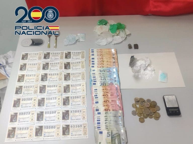 Detenidos tres hermanos por tráfico de drogas en un domicilio cerca de un centro escolar en El Grao