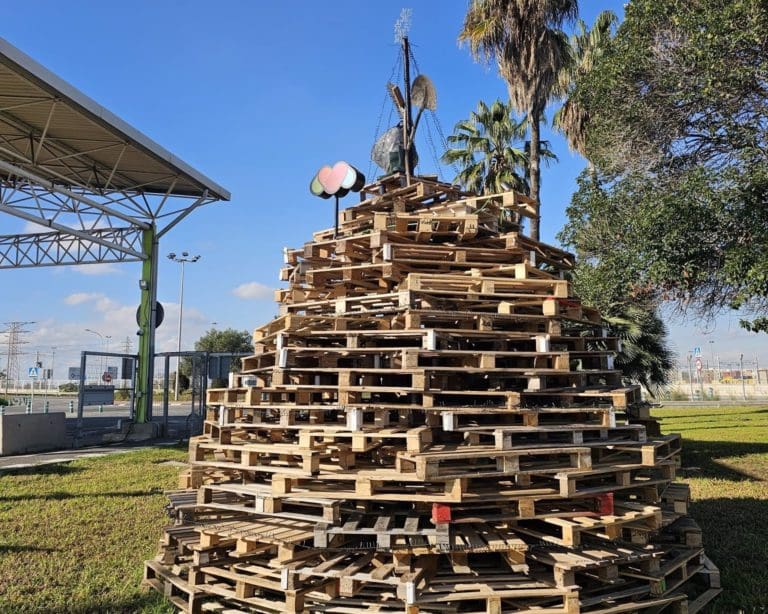 Mercavalència instala un árbol de Navidad hecho con palets reciclados en recuerdo a las víctimas de la Dana