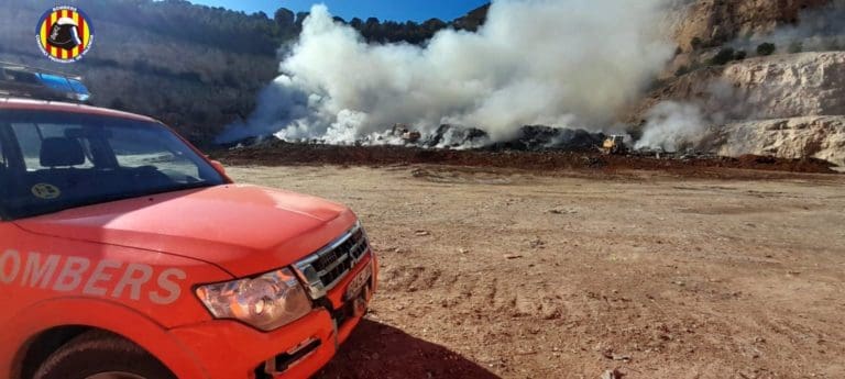 Dos dotaciones del Consorcio siguen trabajando en la extinción del incendio de la campa de Alberic
