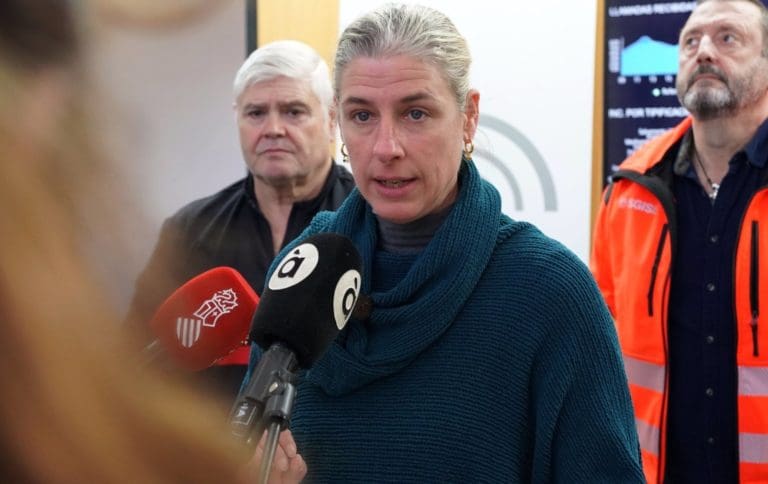 El incendio en la campa de Alberic con acopio de enseres de la Dana está ‘prácticamente apagado’ y sin humo