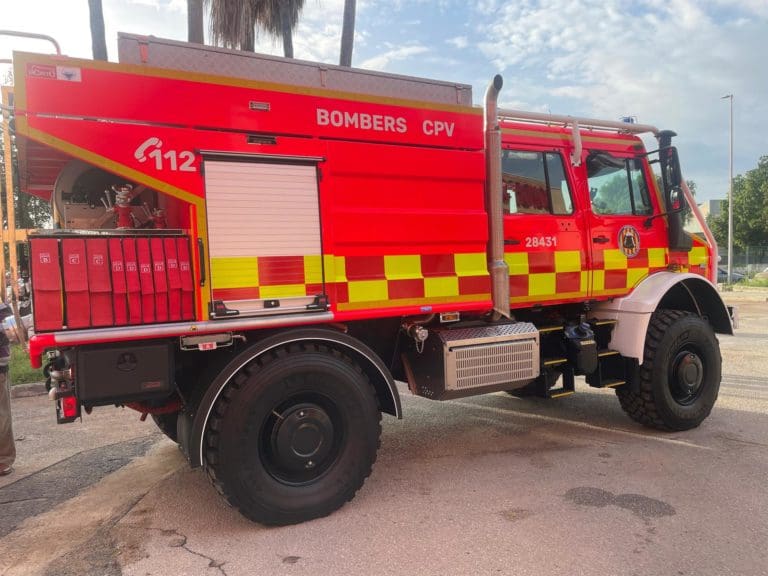 Los bomberos dan por controlado el incendio en la campa de Alberic con acopio de enseres de la DANA