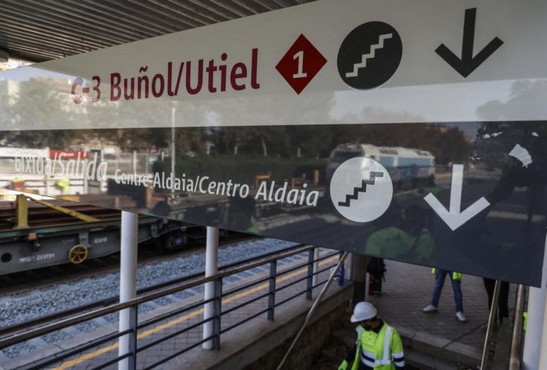 Renfe programa 46 autobuses diarios entre Aldaia y València para reforzar el servicio ferroviario de la C-3