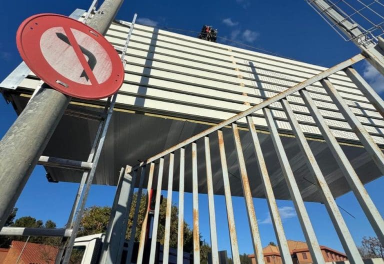 Educación inicia los trabajos de montaje de aulas prefabricadas para acoger al alumnado del CEIP l’Horta de Paiporta