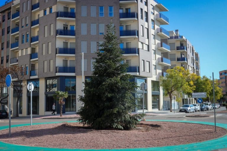 El Árbol de la Solidaridad de Torrent encuentra su hogar definitivo en una rotonda de Parc Central