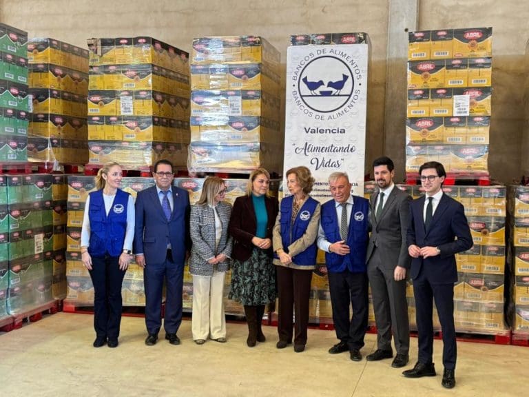 La Reina Sofía visita el Banco de Alimentos de València para conocer su labor tras la DANA