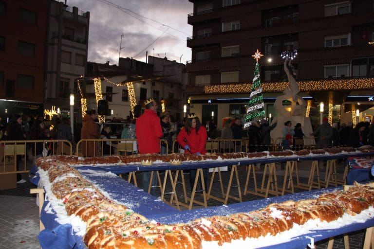 Utiel bate su récord con un roscón de Reyes gigante de 56 metros