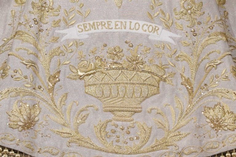 La Virgen de los Desamparados amanece con el manto solidario de la ‘puntaeta’, bordado por el pueblo