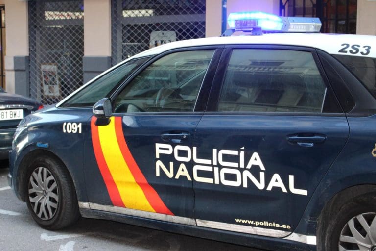 La Policía dispara a un hombre armado con cuchillos que amenazaba a transeúntes en Torrent